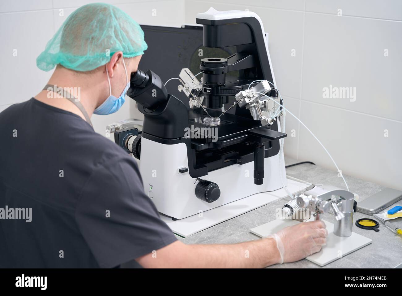 Doctor embryologist behind the procedure of fertilization of the egg
