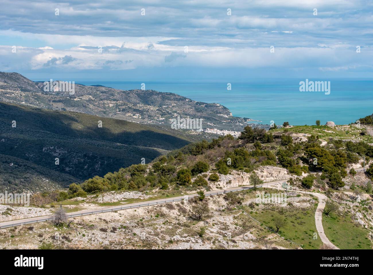 Beautiful mountain landscape in manfredonia on the gargano peninsula hi 