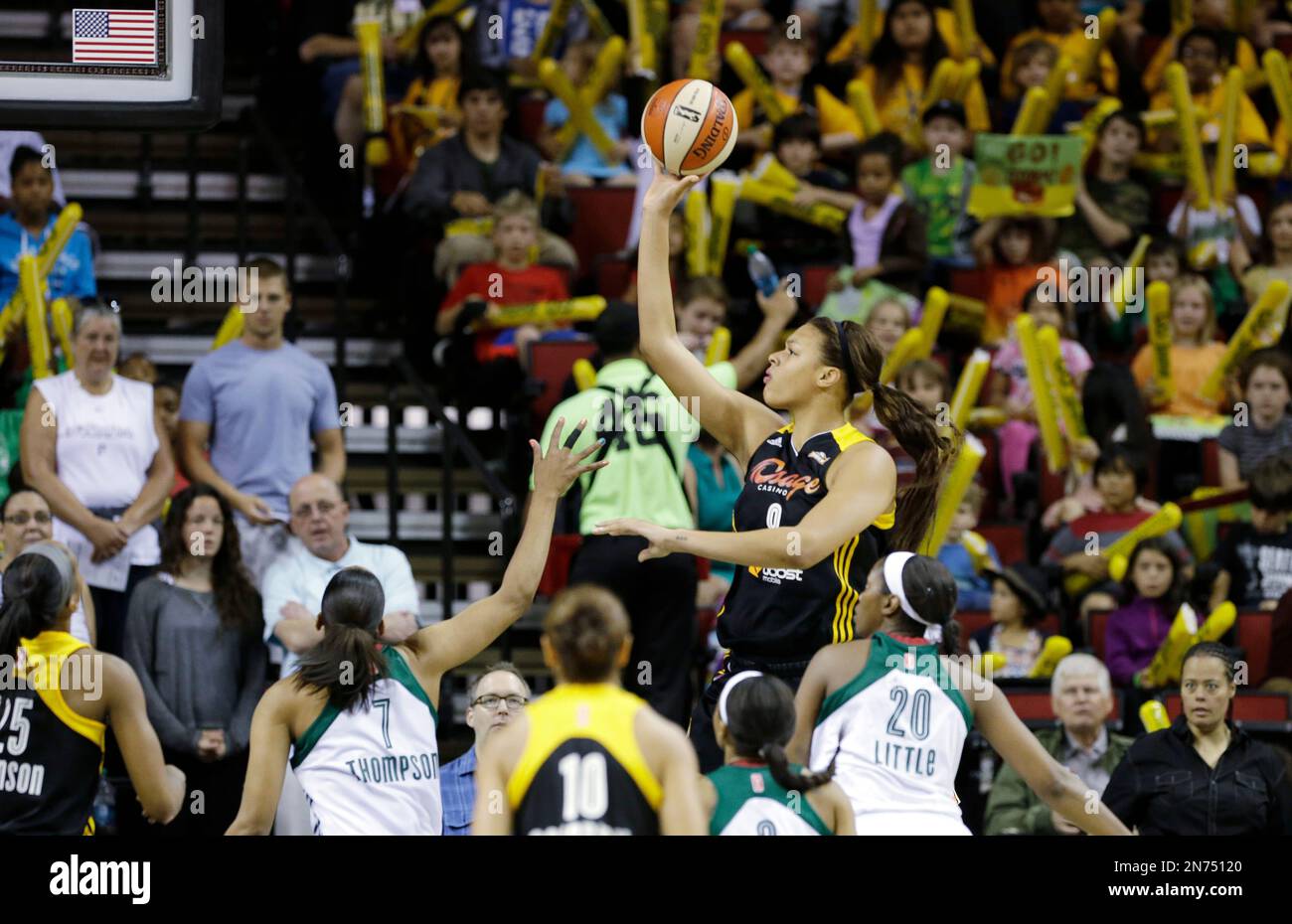 elizabeth cambage dunk