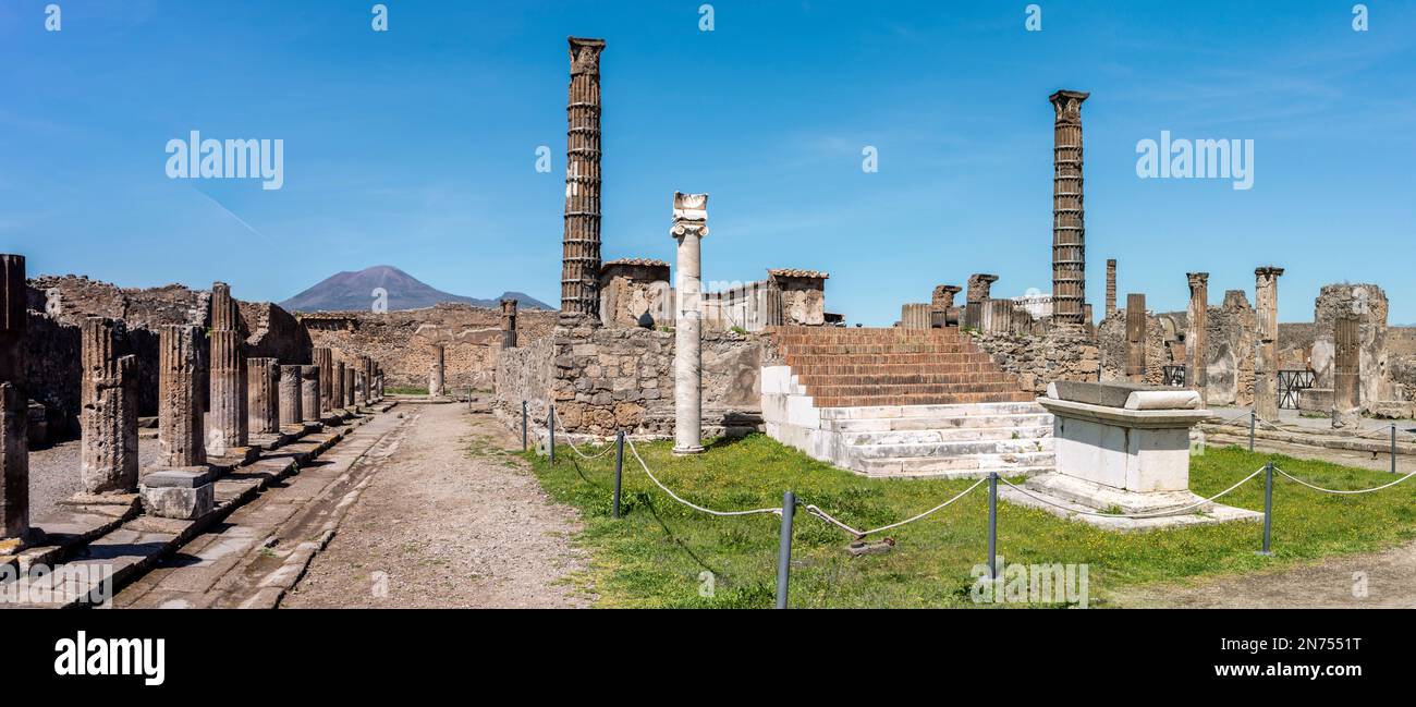 Colonnade and sculptures of the Temple of Apollo near the Pompeian forum, Southern Italy Stock Photo