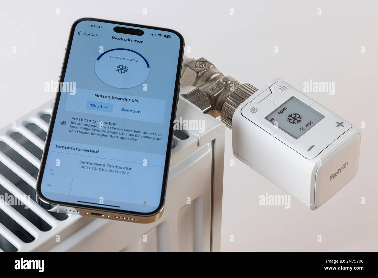 Apple iPhone, display, FRITZ! Smart Home app, radiator, WLAN radiator  thermostat FRITZ! DECT 302, display shows snowflakes icon, frost protection  approx ö°C., white background, icon image, smartphone for heating control,  smart home