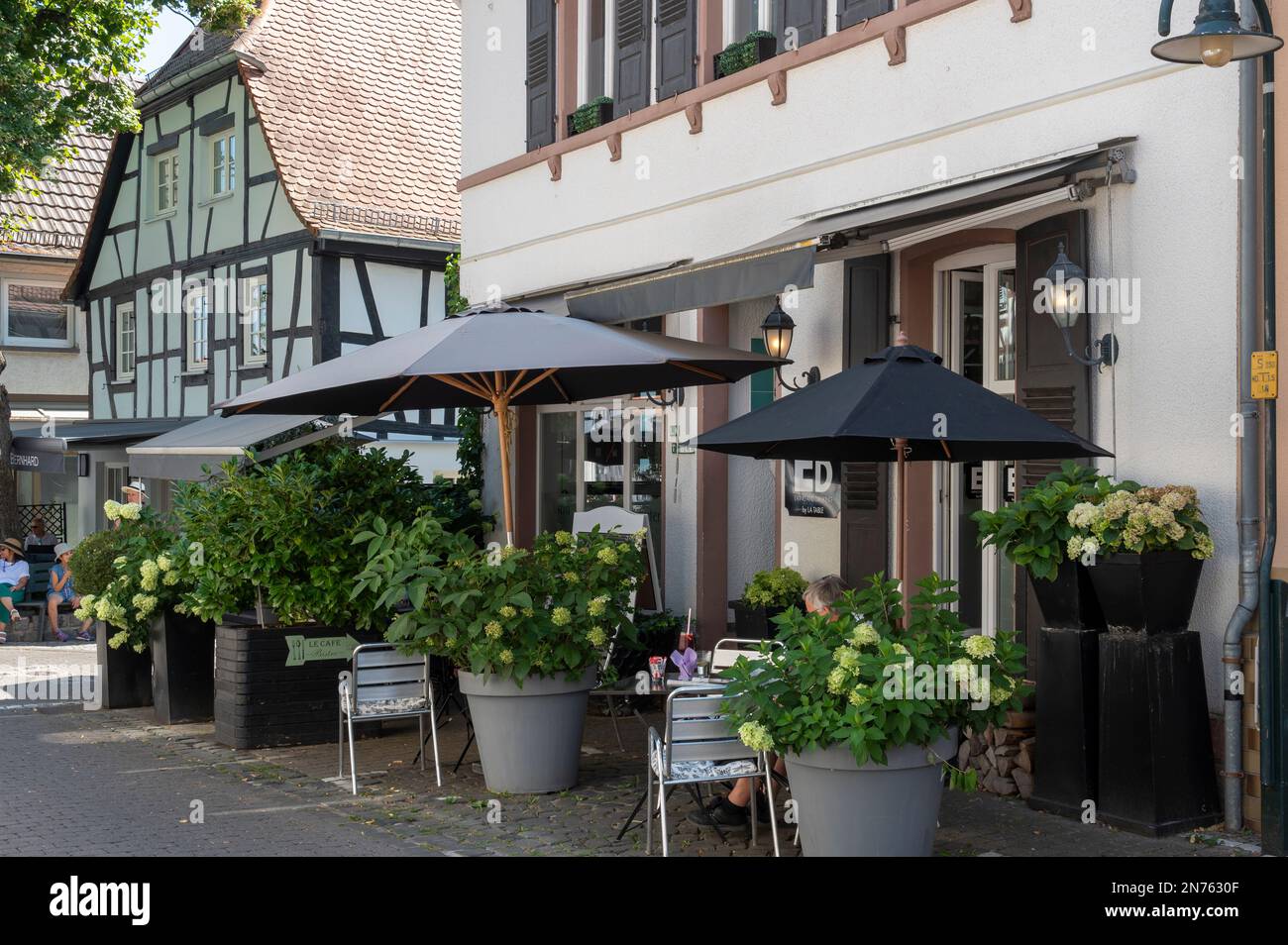 Germany, Hesse, Dreieichenhain, Dreieichenhainer Altstadt, Impressionen, La Table Eating and