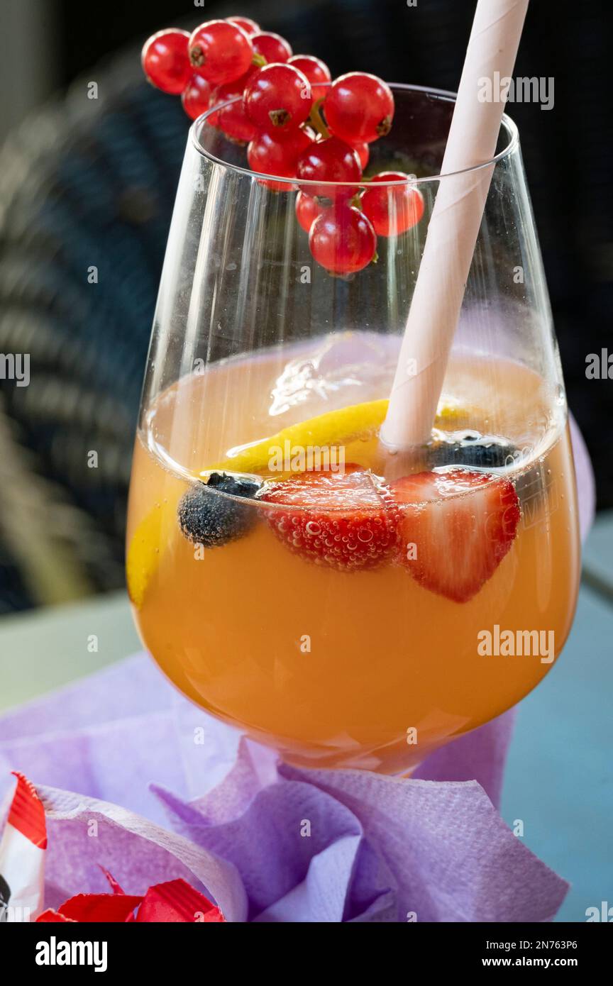 Drinking cocktail hires stock photography and images Alamy