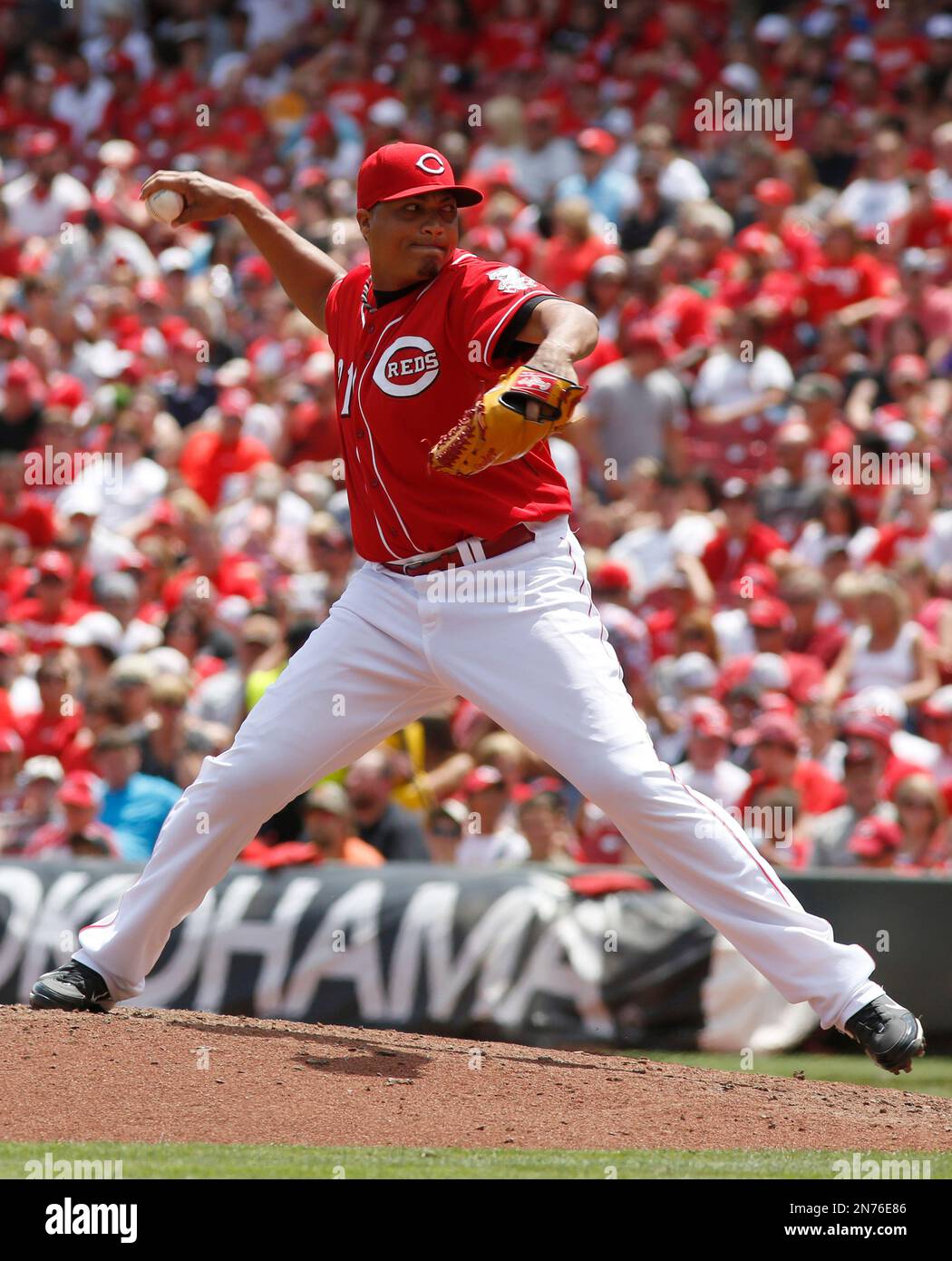 Cincinnati Reds relief pitcher Alfredo Simon throws against the Seattle