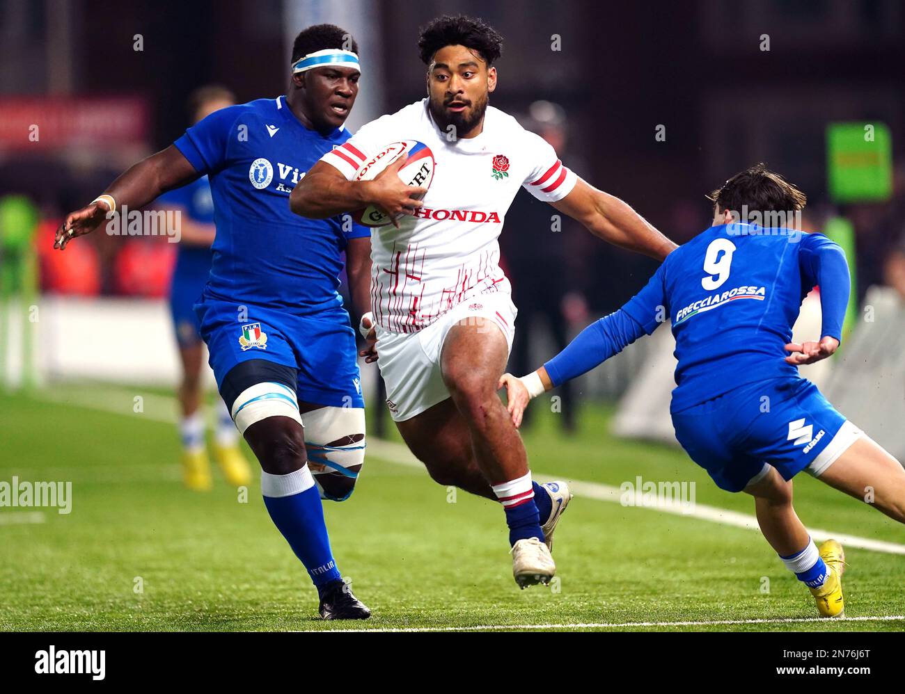 England's Rekeiti Ma'asiWhite (centre) gets past Italy's Sebastiano