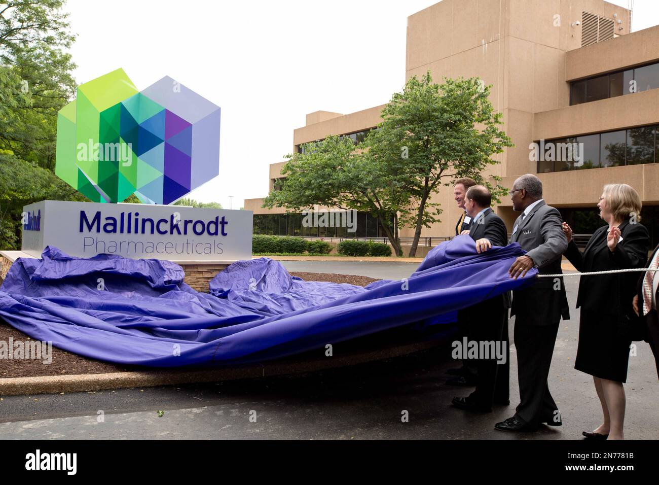 IMAGE DISTRIBUTED FOR MALLINCKRODT From left, Mallinckrodt