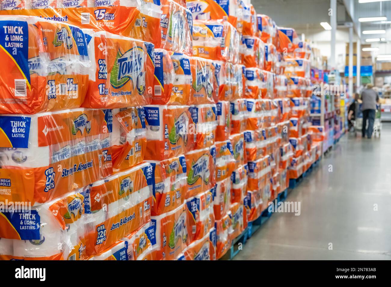 A wall of paper towels at Sam's Club warehouse store in Snellville (Metro Atlanta), Georgia. (USA) Stock Photo