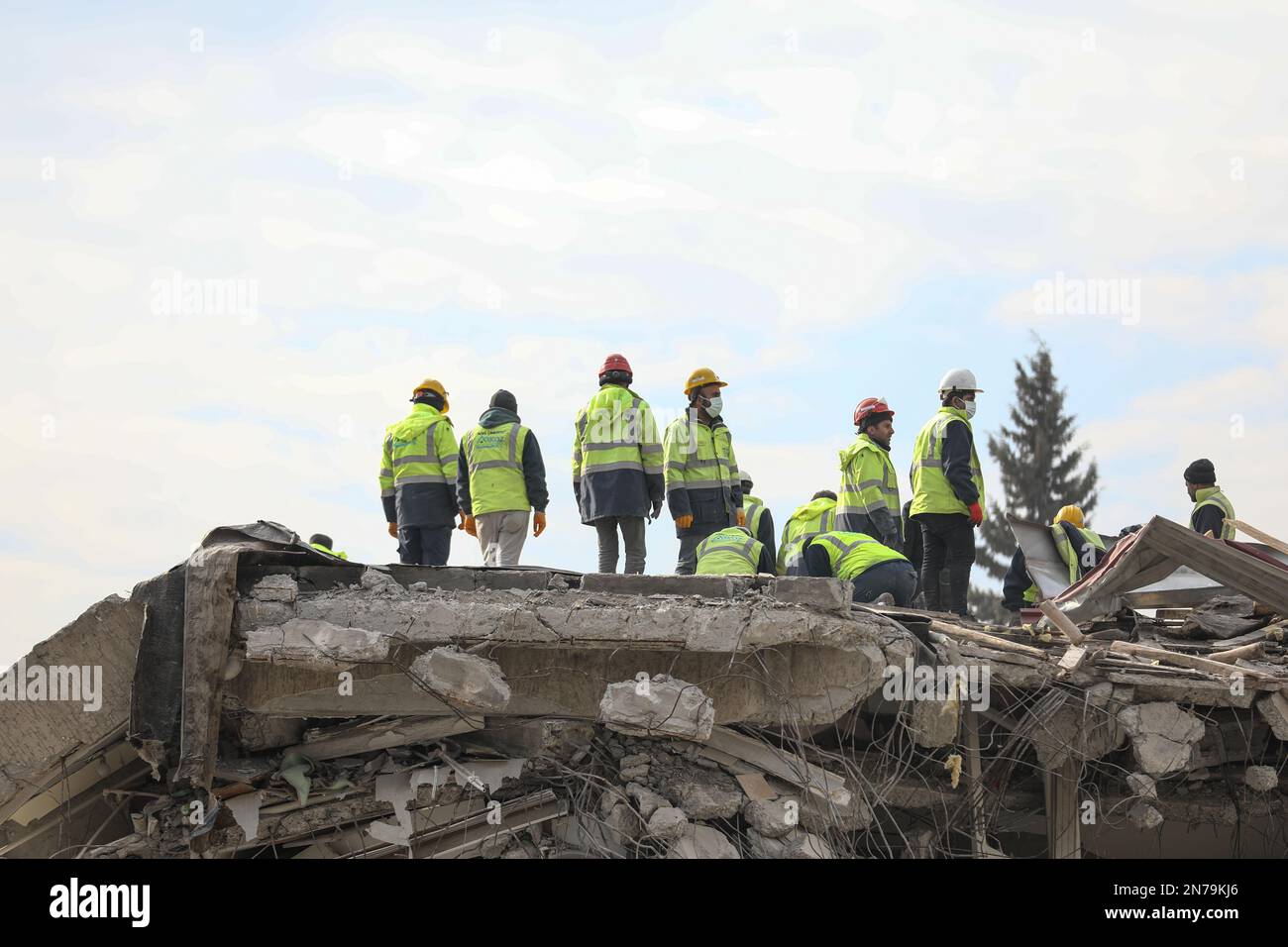 Kahramanmara, Turkey. 10th Feb, 2023. Rescue team makes an attempt on the wreckage. Turkey experienced the biggest earthquake of this century at the border region with Syria. The earthquake was measured 7.7 magnitudes. (Photo by Tunahan Turhan/SOPA Images/Sipa USA) Credit: Sipa USA/Alamy Live News Credit: Sipa USA/Alamy Live News Stock Photo