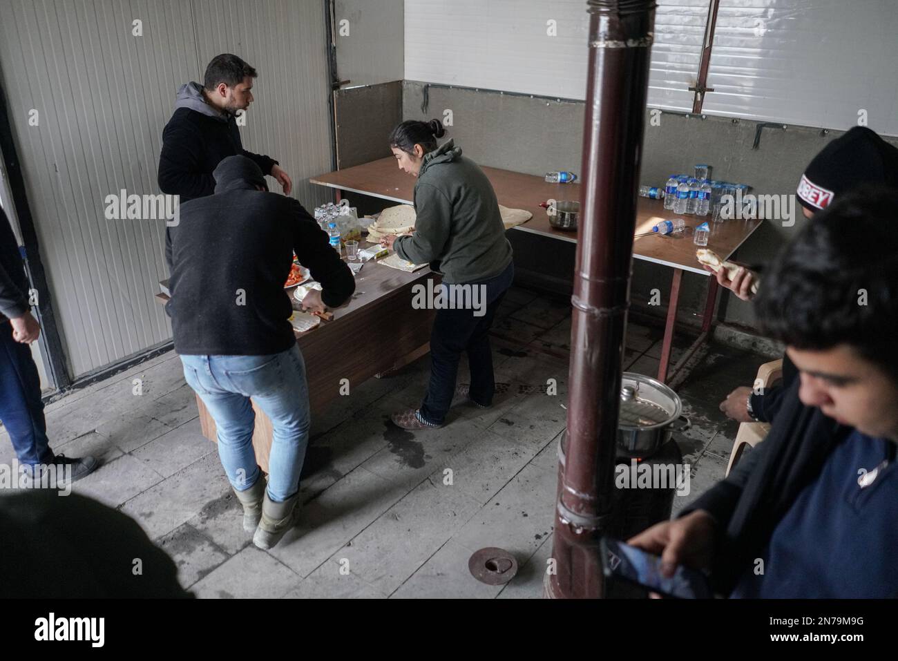 Kahramanmara, Turkey. 10th Feb, 2023. Volunteers at a relief camp prepare meals for earthquake victims. Turkey experienced the biggest earthquake of this century at the border region with Syria. The earthquake was measured 7.7 magnitudes. (Photo by Tunahan Turhan/SOPA Images/Sipa USA) Credit: Sipa USA/Alamy Live News Credit: Sipa USA/Alamy Live News Stock Photo