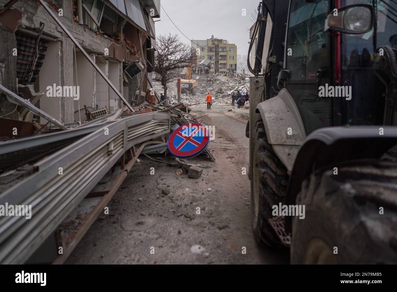 Kahramanmara, Turkey. 10th Feb, 2023. A view of a street affected by the earthquake. Turkey experienced the biggest earthquake of this century at the border region with Syria. The earthquake was measured 7.7 magnitudes. (Photo by Tunahan Turhan/SOPA Images/Sipa USA) Credit: Sipa USA/Alamy Live News Credit: Sipa USA/Alamy Live News Stock Photo