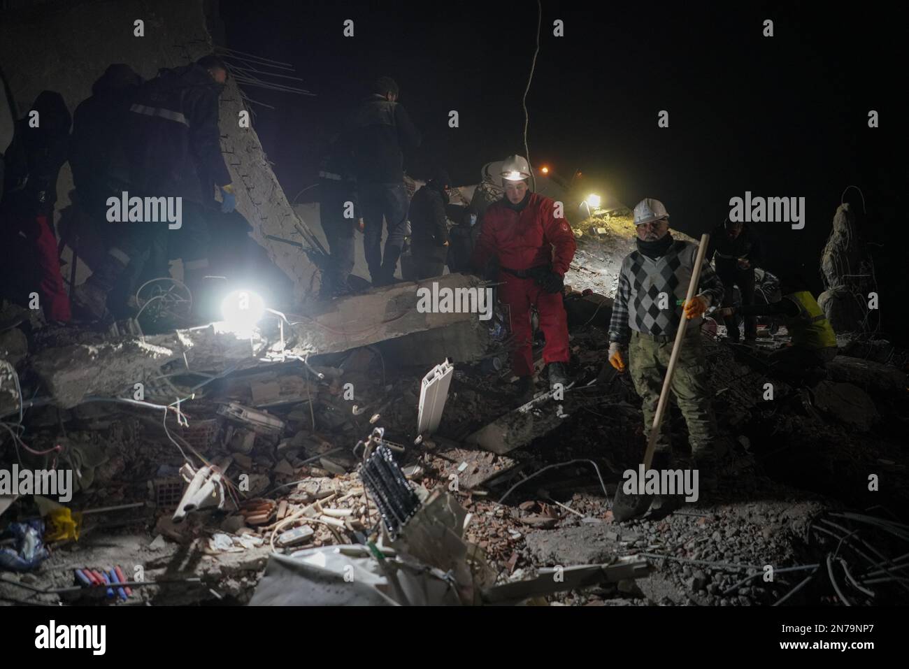 Kahramanmara, Turkey. 10th Feb, 2023. Rescuers carry out rescue operation in an apartment. Turkey experienced the biggest earthquake of this century at the border region with Syria. The earthquake was measured 7.7 magnitudes. (Photo by Tunahan Turhan/SOPA Images/Sipa USA) Credit: Sipa USA/Alamy Live News Credit: Sipa USA/Alamy Live News Stock Photo