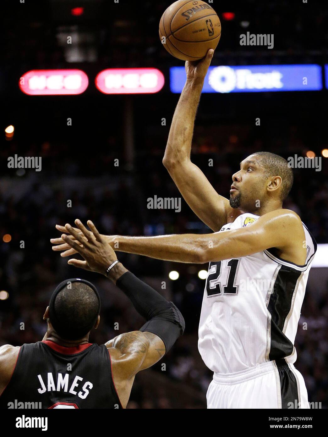 San Antonio Spurs' Tim Duncan (21) shoots over Washington Wizards