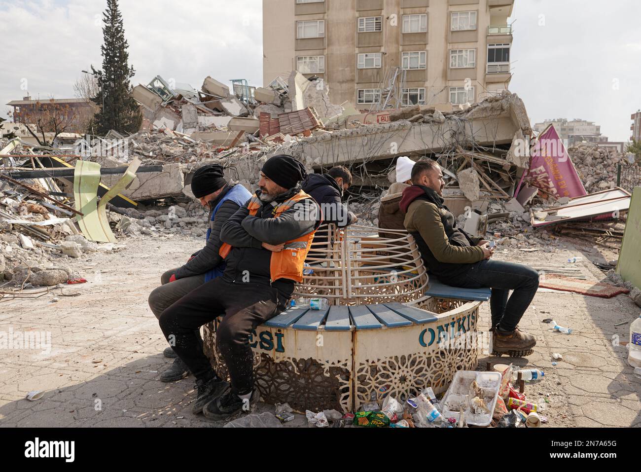 Kahramanmara, Turkey. 10th Feb, 2023. People are seen watching a search and rescue operation taking place in a wreckage. Turkey experienced the biggest earthquake of this century at the border region with Syria. The earthquake was measured 7.7 magnitudes. (Credit Image: © Tunahan Turhan/SOPA Images via ZUMA Press Wire) EDITORIAL USAGE ONLY! Not for Commercial USAGE! Credit: ZUMA Press, Inc./Alamy Live News Stock Photo