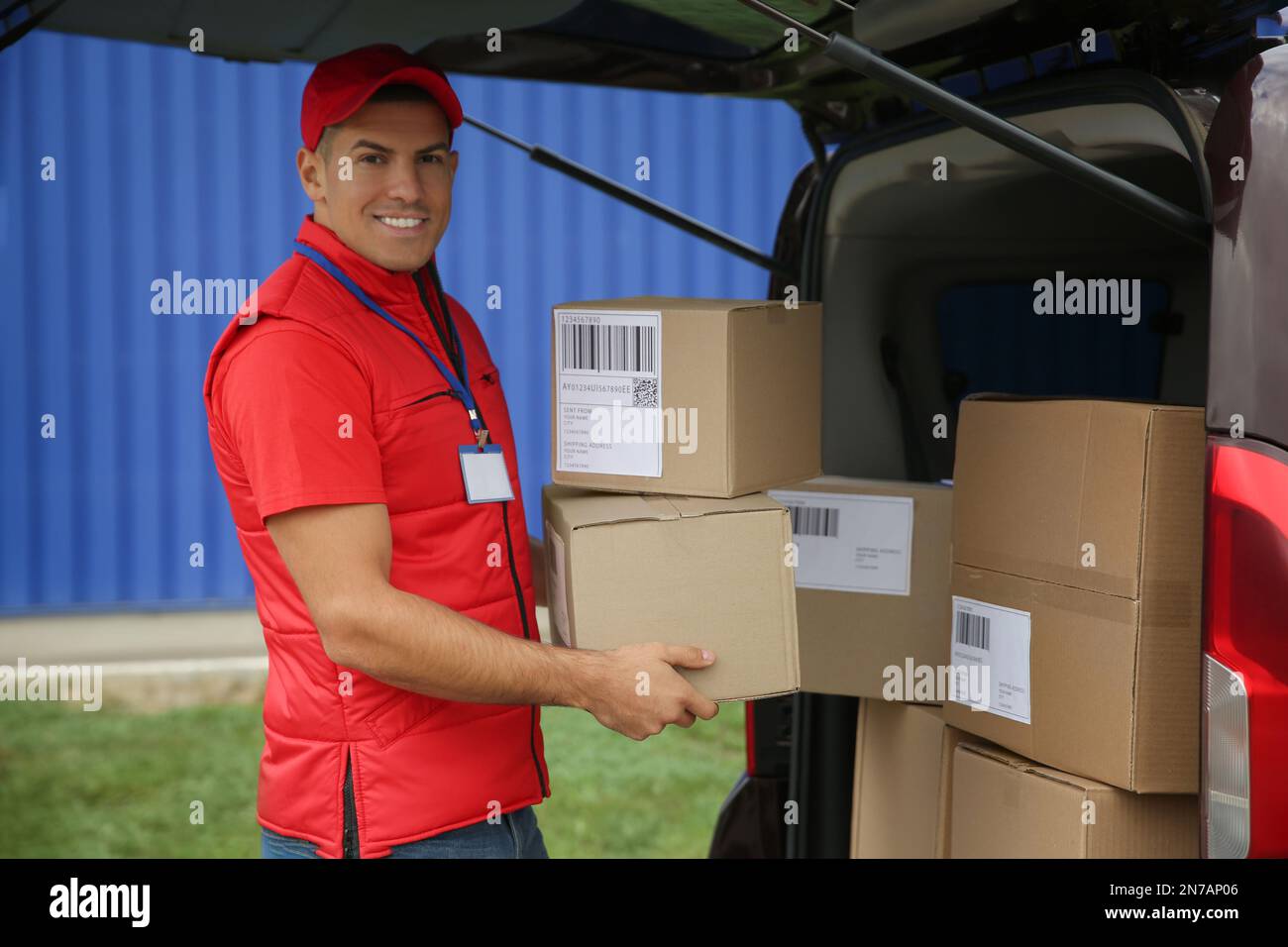 Loading packages hi-res stock photography and images - Alamy