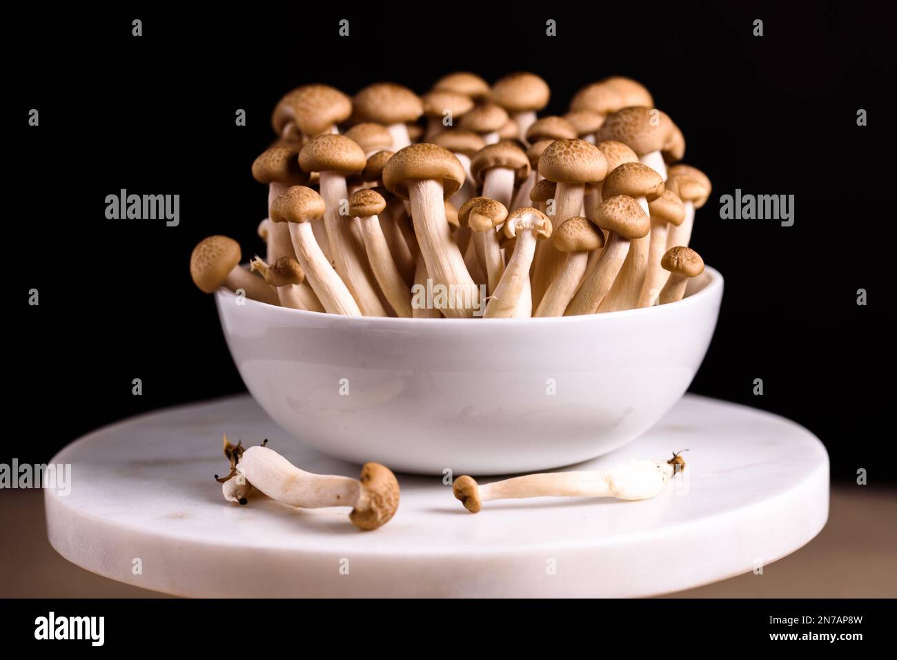 Brown shimeji edible mushrooms Shimeji native to East Asia, buna