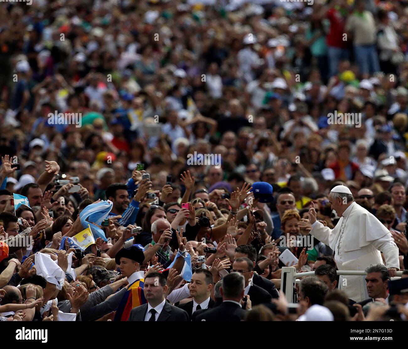A crowd of faithful cheer at Pope Francis as he arrives in St. Peter's ...