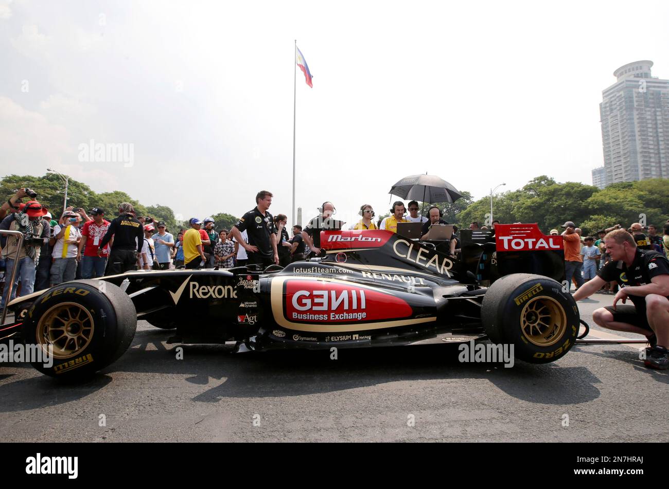 Lotus Formula One Crew Prepare Their Race Car For The Ceremony At Kilometer In Manila