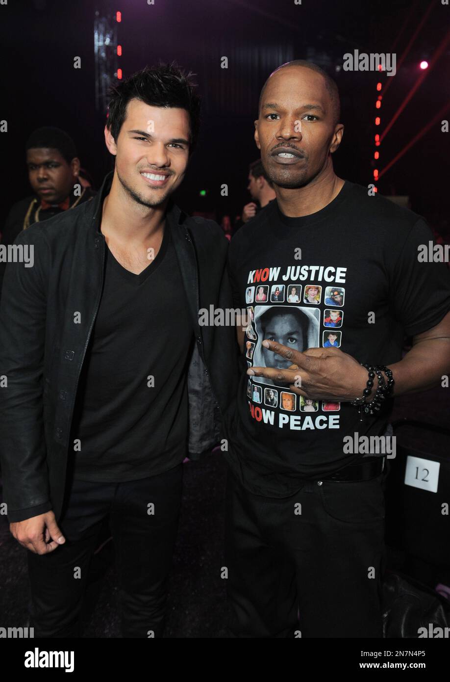 Taylor Lautner, left, and Jamie Foxx attend the MTV Movie Awards in(01)