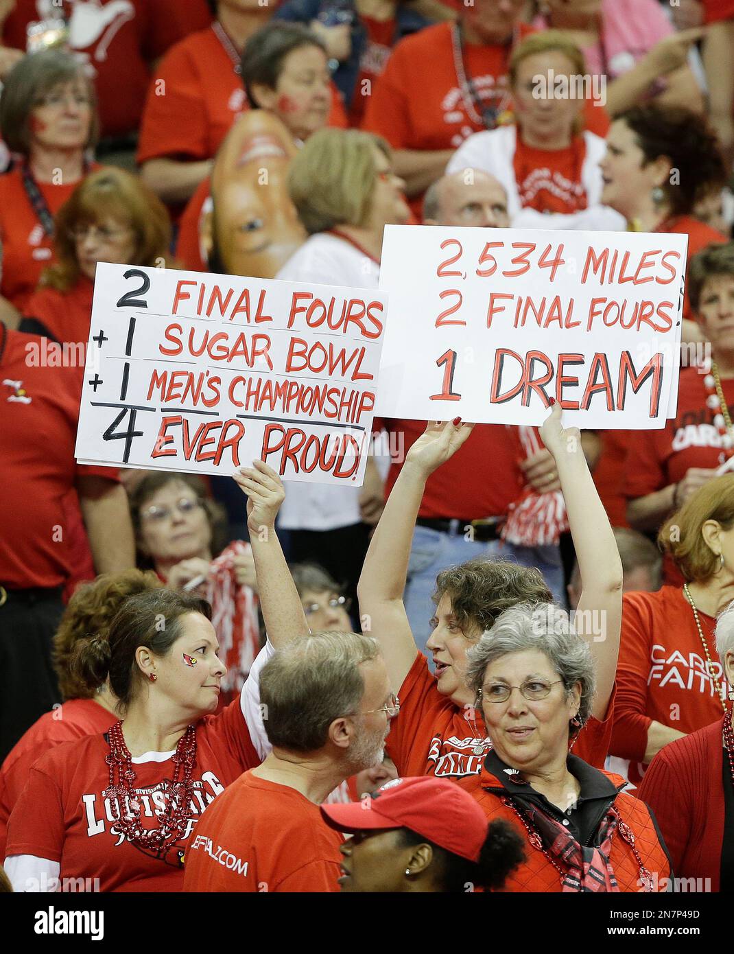 Louisville fans cheer before first half of the national championship