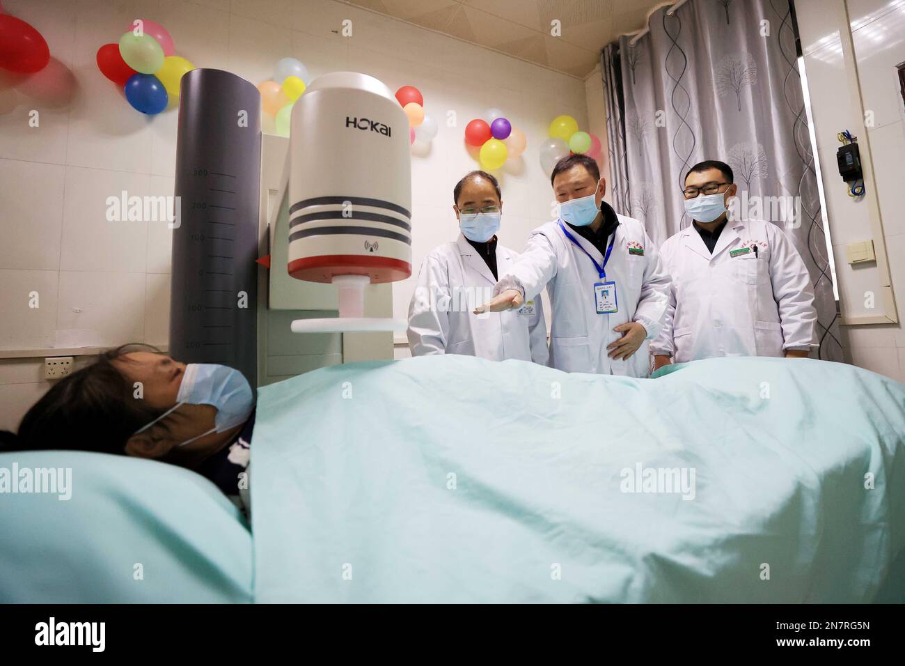 LIUZHOU, CHINA - FEBRUARY 10, 2023 - A doctor uses an external high-frequency hyperthermia machine to treat tumor diseases at the People's Hospital of Stock Photo