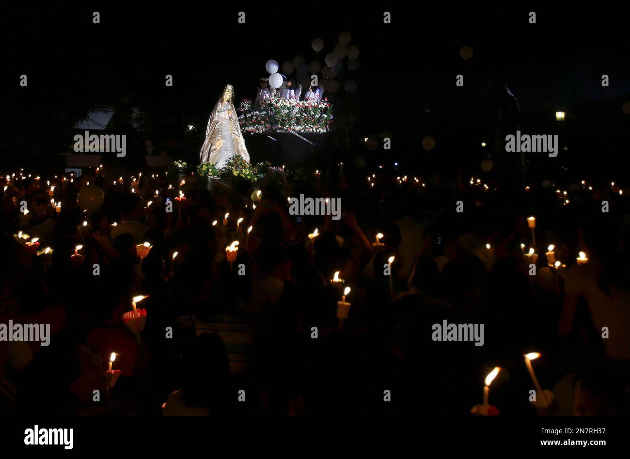 Filipino devotees hold candles during the traditional Easter Sunday ...
