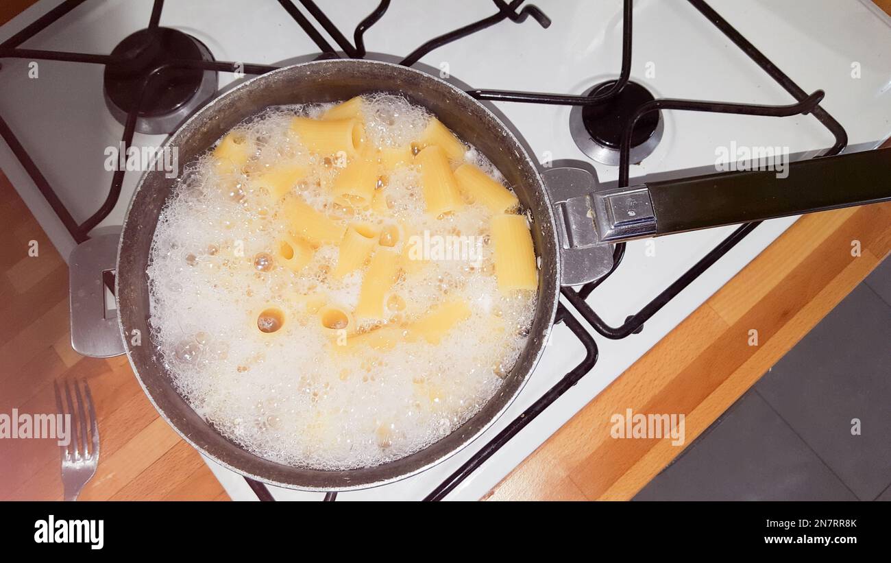 https://c8.alamy.com/comp/2N7RR8K/cooking-pasta-noodle-fettuccine-in-hot-water-in-pot-2N7RR8K.jpg