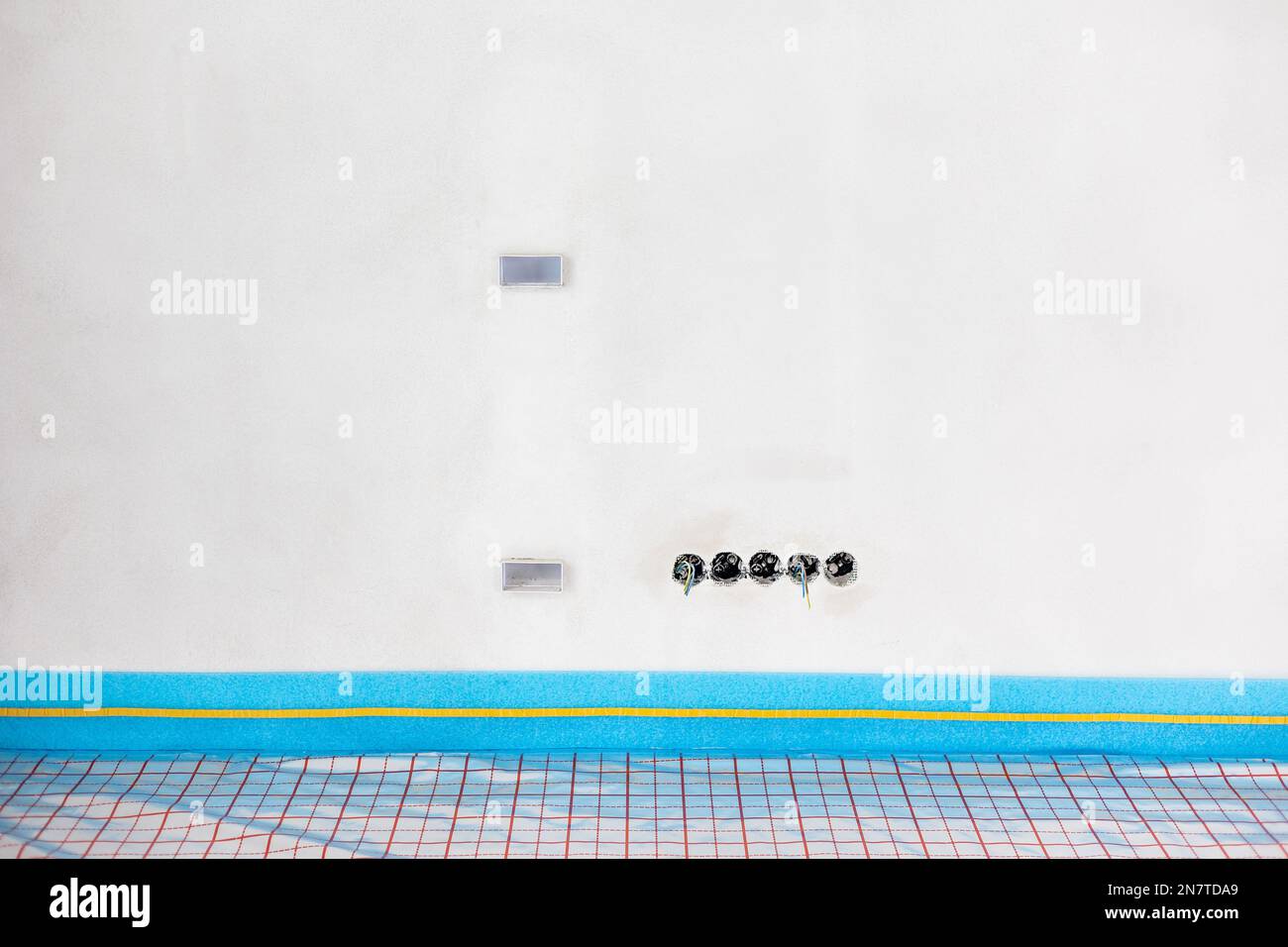 Expansion tape for underfloor heating between floor and wall with