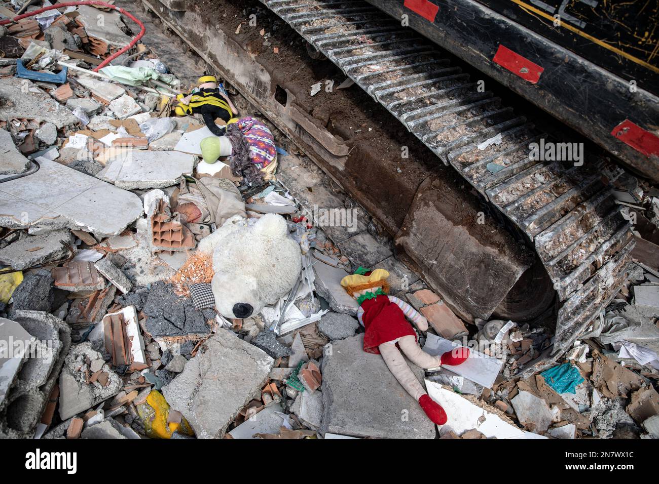 Adiyaman, Turkey. 10th Feb, 2023. Toys seen among the debris piles. Monday morning, a strong 7.7 magnitude, centered in the Pazarcik district, jolted Kahramanmaras and strongly shook several provinces, including Gaziantep, Sanliurfa, Diyarbakir, Adana, Adiyaman, Malatya, Osmaniye, Hatay, and Kilis. Later, at 13.24 p.m. (1024GMT), a 7.6 magnitude quake centered in Kahramanmaras' Elbistan district struck the region. Turkiye declared 7 days of national mourning after deadly earthquakes in southern provinces. (Photo by Onur Dogman/SOPA Images/Sipa USA) Credit: Sipa USA/Alamy Live News Stock Photo