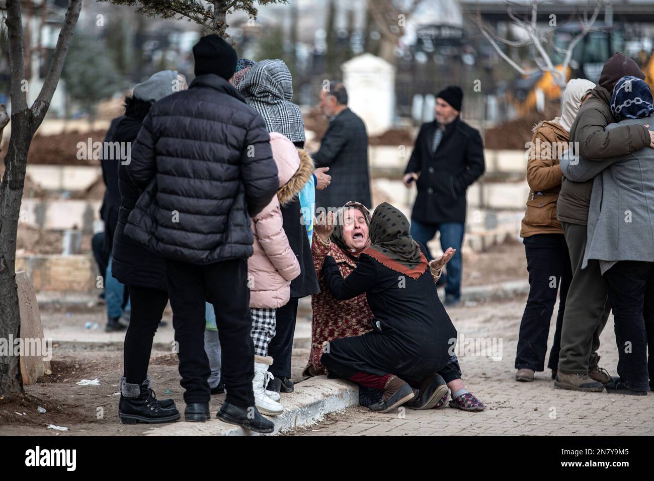 Adiyaman, Turkey. 10th Feb, 2023. People mourn the death of their relatives following an earthquake. Monday morning, a strong 7.7 magnitude, centered in the Pazarcik district, jolted Kahramanmaras and strongly shook several provinces, including Gaziantep, Sanliurfa, Diyarbakir, Adana, Adiyaman, Malatya, Osmaniye, Hatay, and Kilis. Later, at 13.24 p.m. (1024GMT), a 7.6 magnitude quake centered in Kahramanmaras' Elbistan district struck the region. Turkiye declared 7 days of national mourning after deadly earthquakes in southern provinces. Credit: SOPA Images Limited/Alamy Live News Stock Photo