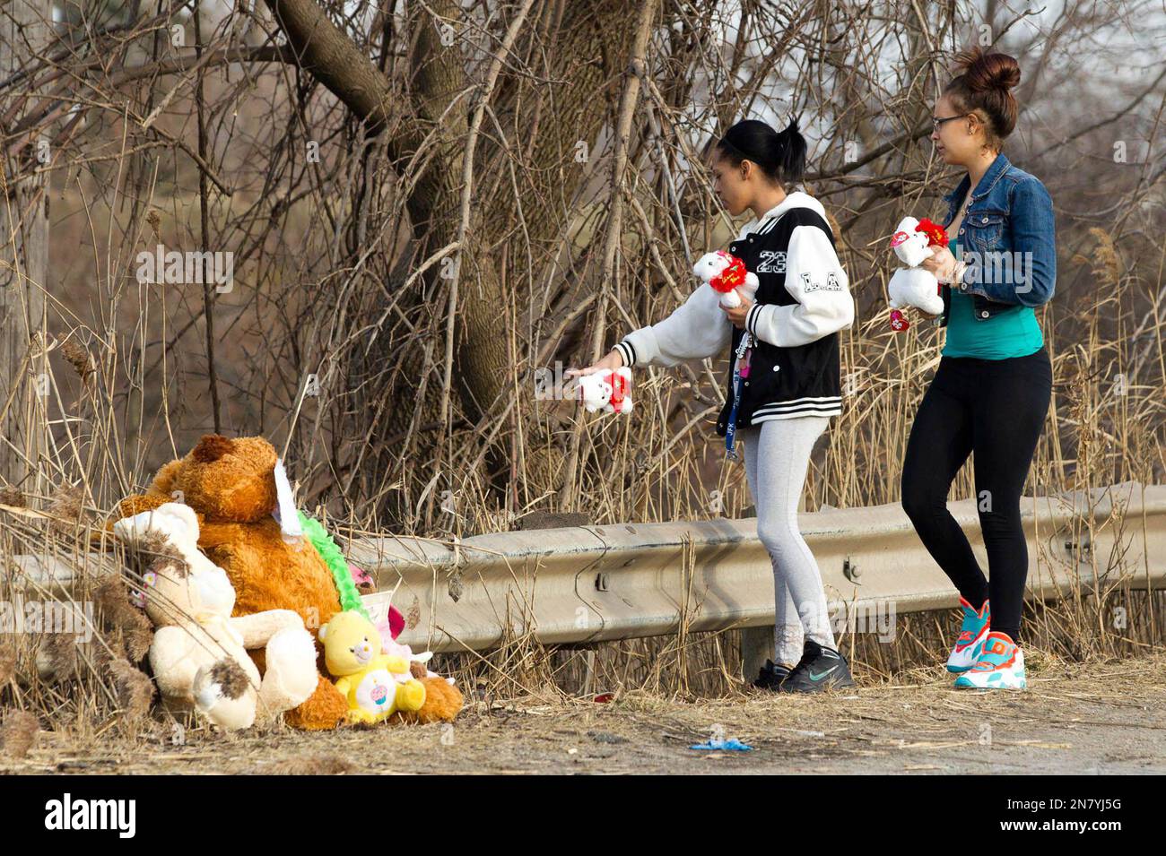 Dominique Ellison, left, and Rickie Bowling, of Warren, bring stuffed