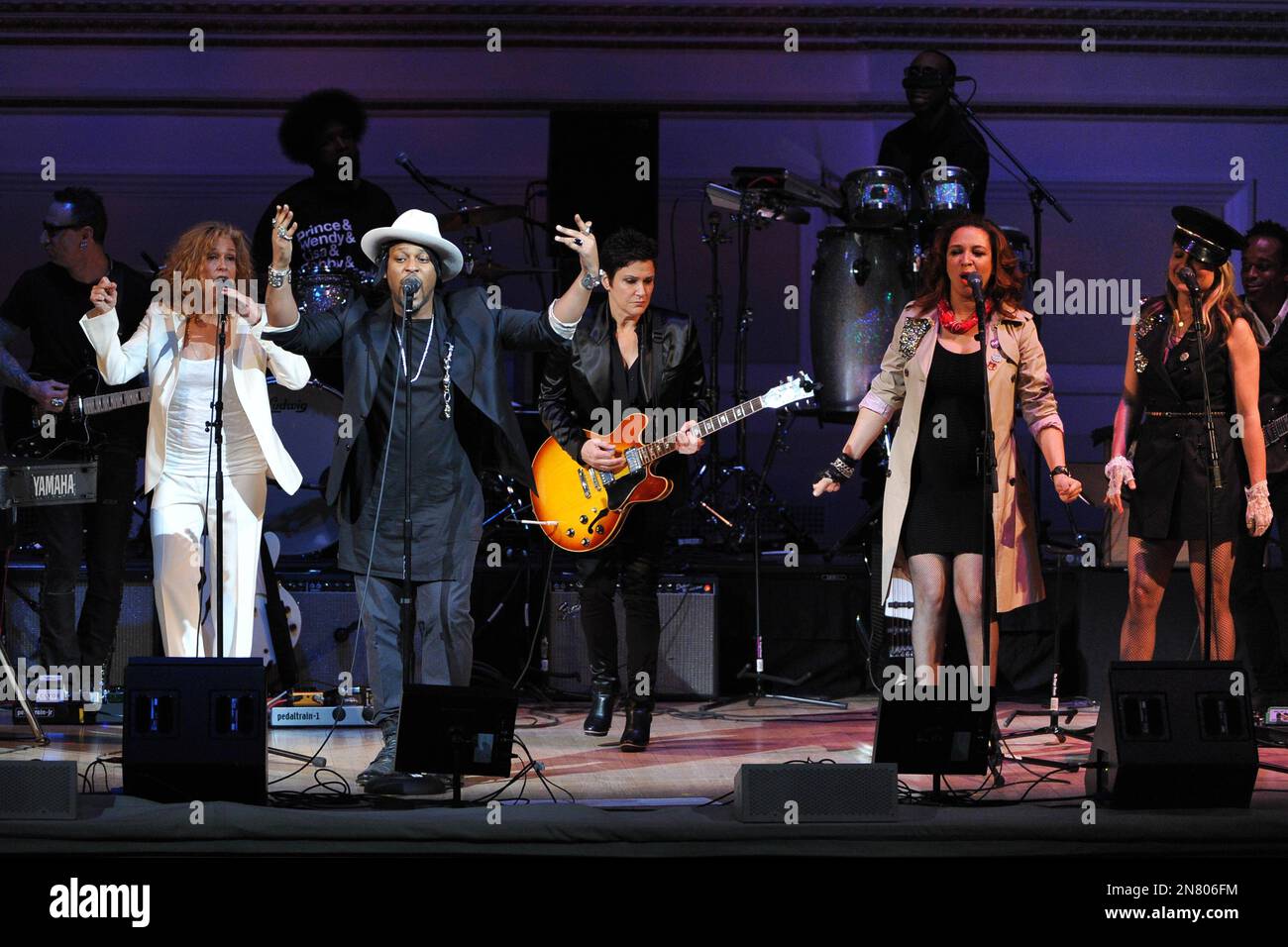 Singer D'Angelo, left, performs with Wendy Melvoin, Maya Rudolph and