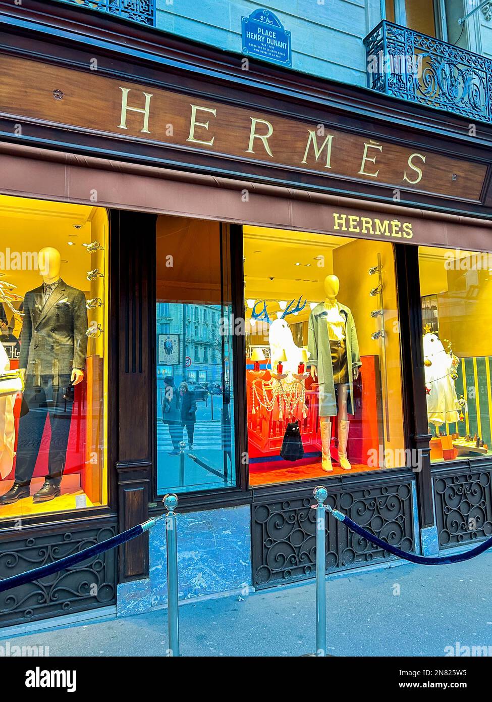 Hermes parís george v hi-res stock photography and images