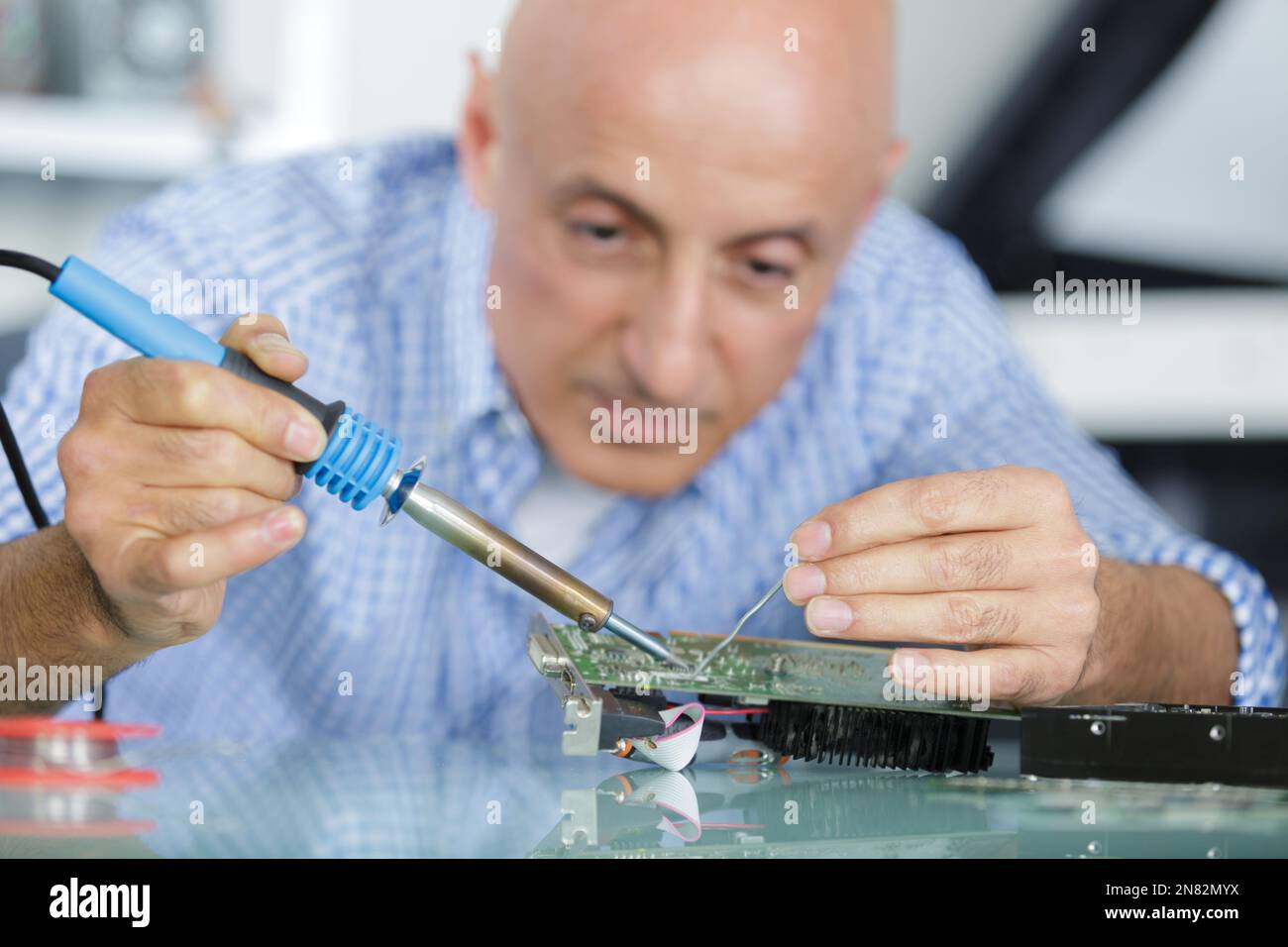 chip soldering man Stock Photo Alamy