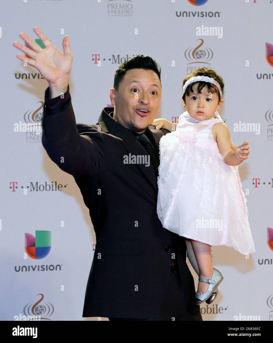Singer Elvis Crespo poses for photographers with his daughter Genesis ...