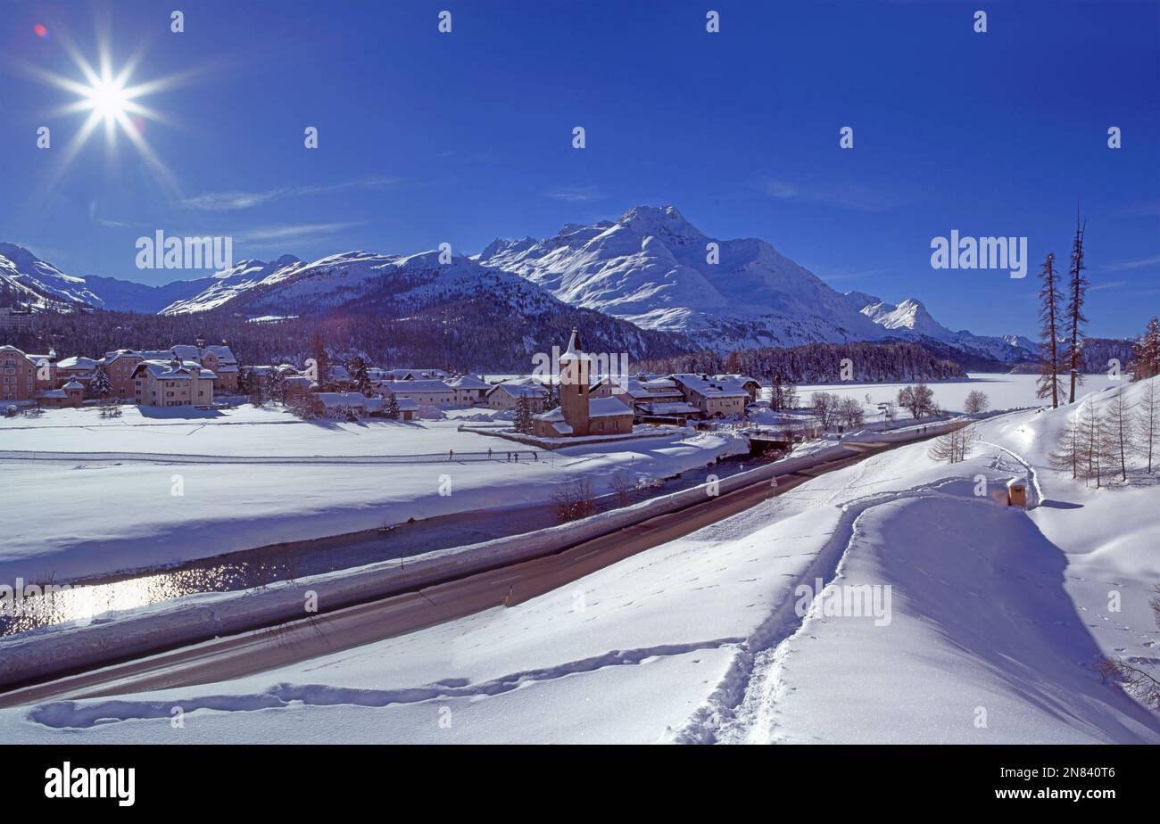 Wintersonne über Sils am Silser-See, darüber der Piz della Margna unter strahlend blauem Himmel * Winter sun above Sils and Piz La Margna, Engadine Stock Photo