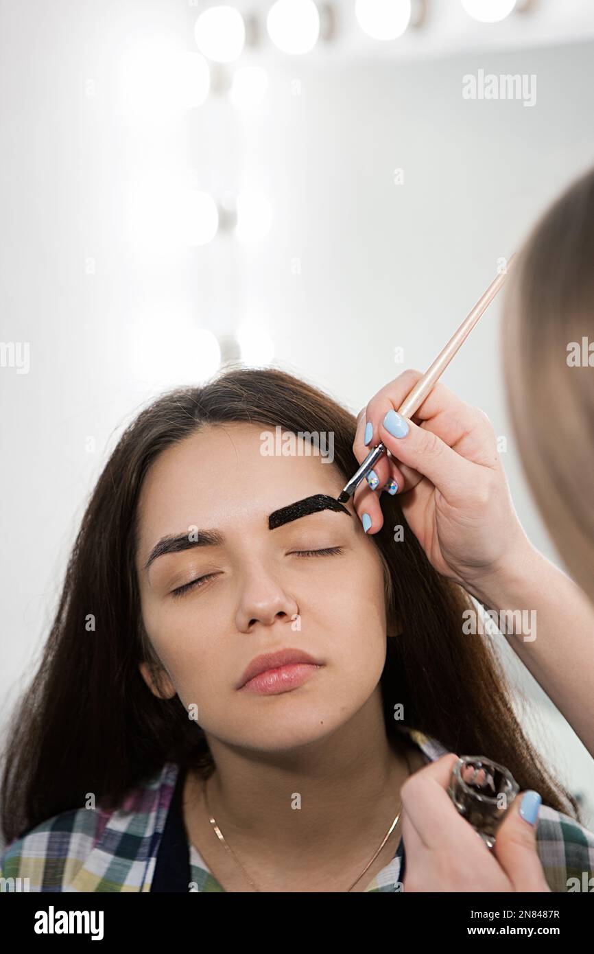 Brow master at work. Dying brows Stock Photo - Alamy