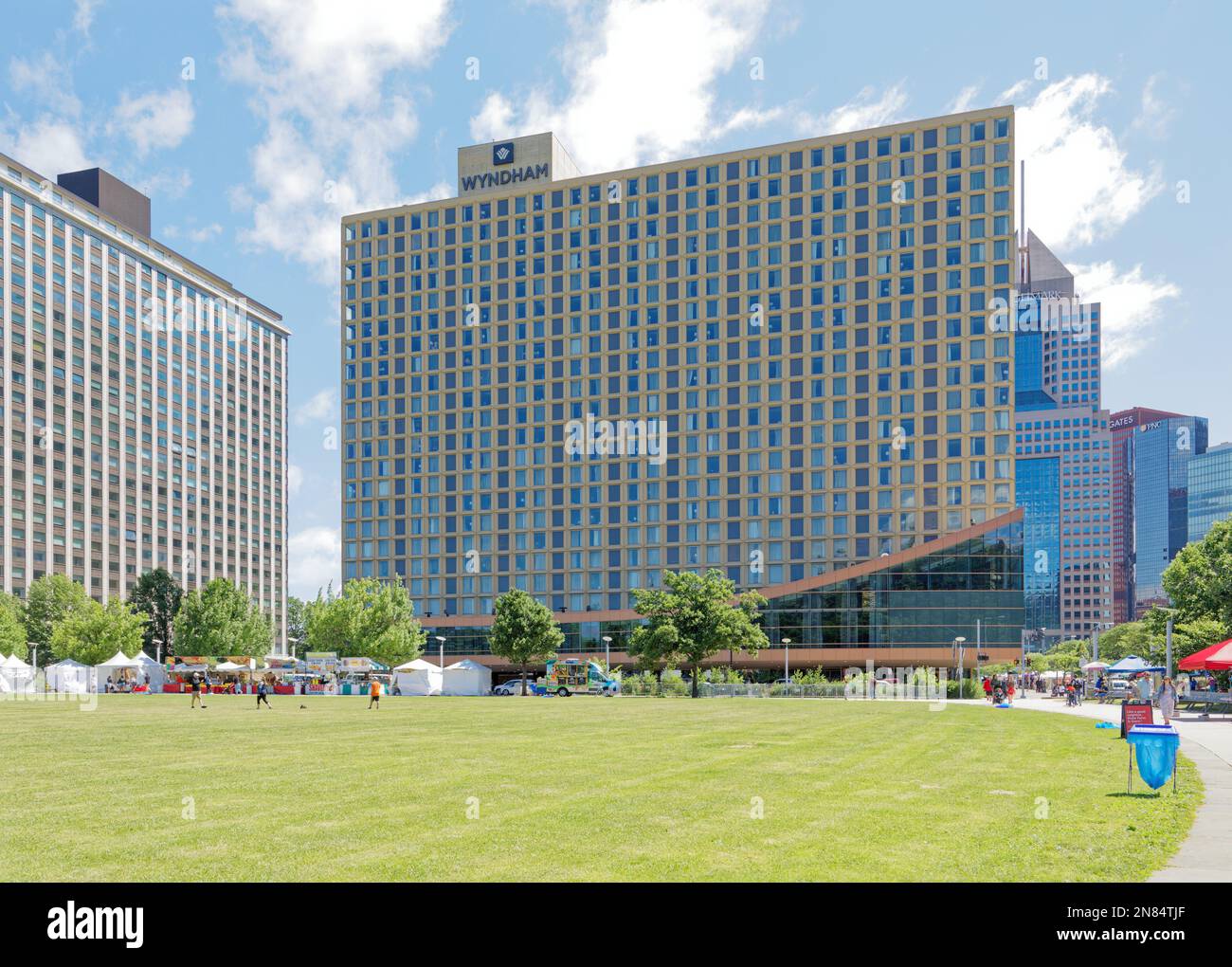 Wyndham Grand Pittsburgh Downtown Built In 1959 As A Hilton Has A   Wyndham Grand Pittsburgh Downtown Built In 1959 As A Hilton Has A Corbusier Inspired Gold Toned Aluminum And Glass Skin Expanded In 2014 2N84TJF 