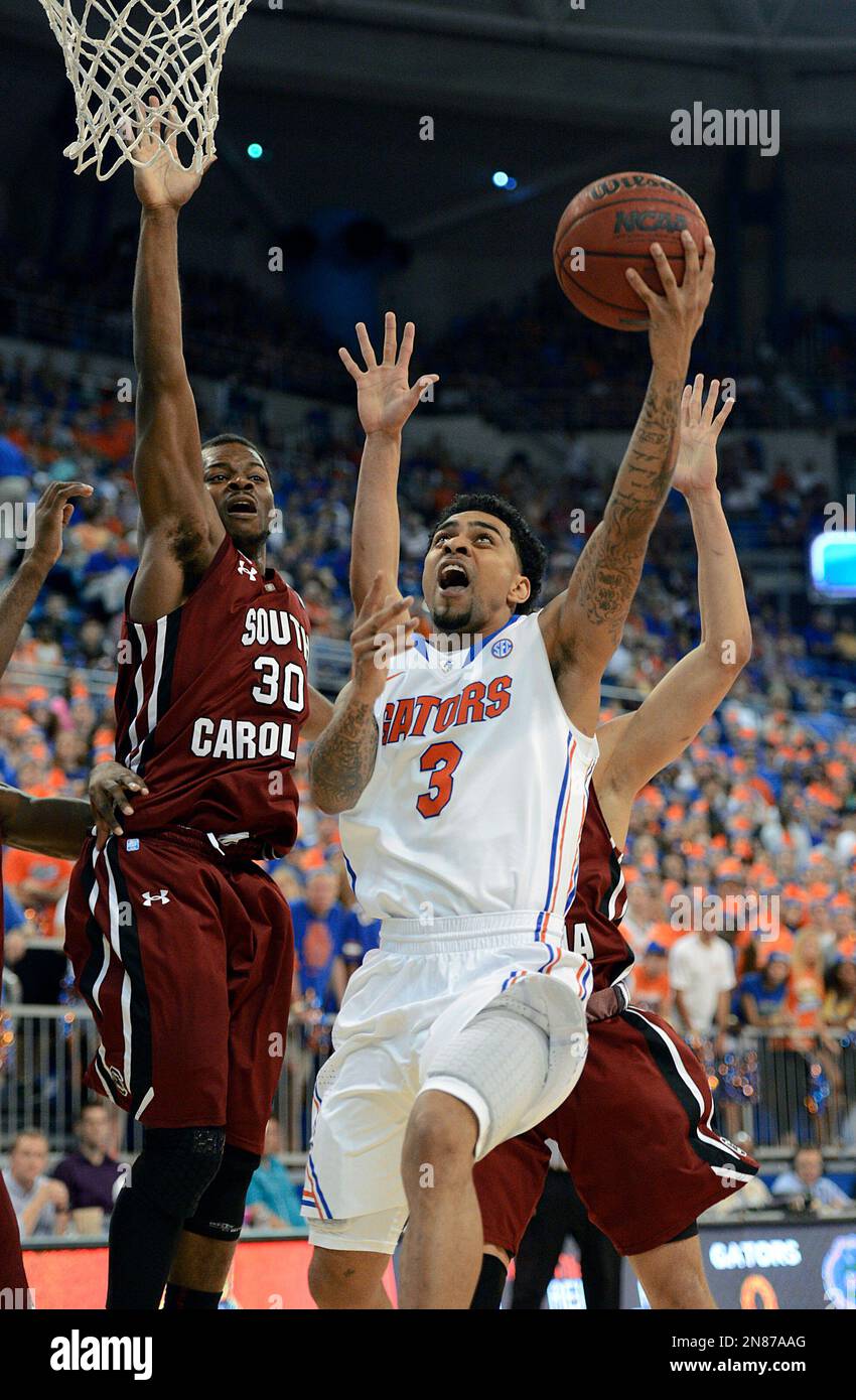 Florida guard Mike Rosario (3) goes to the basket to score against