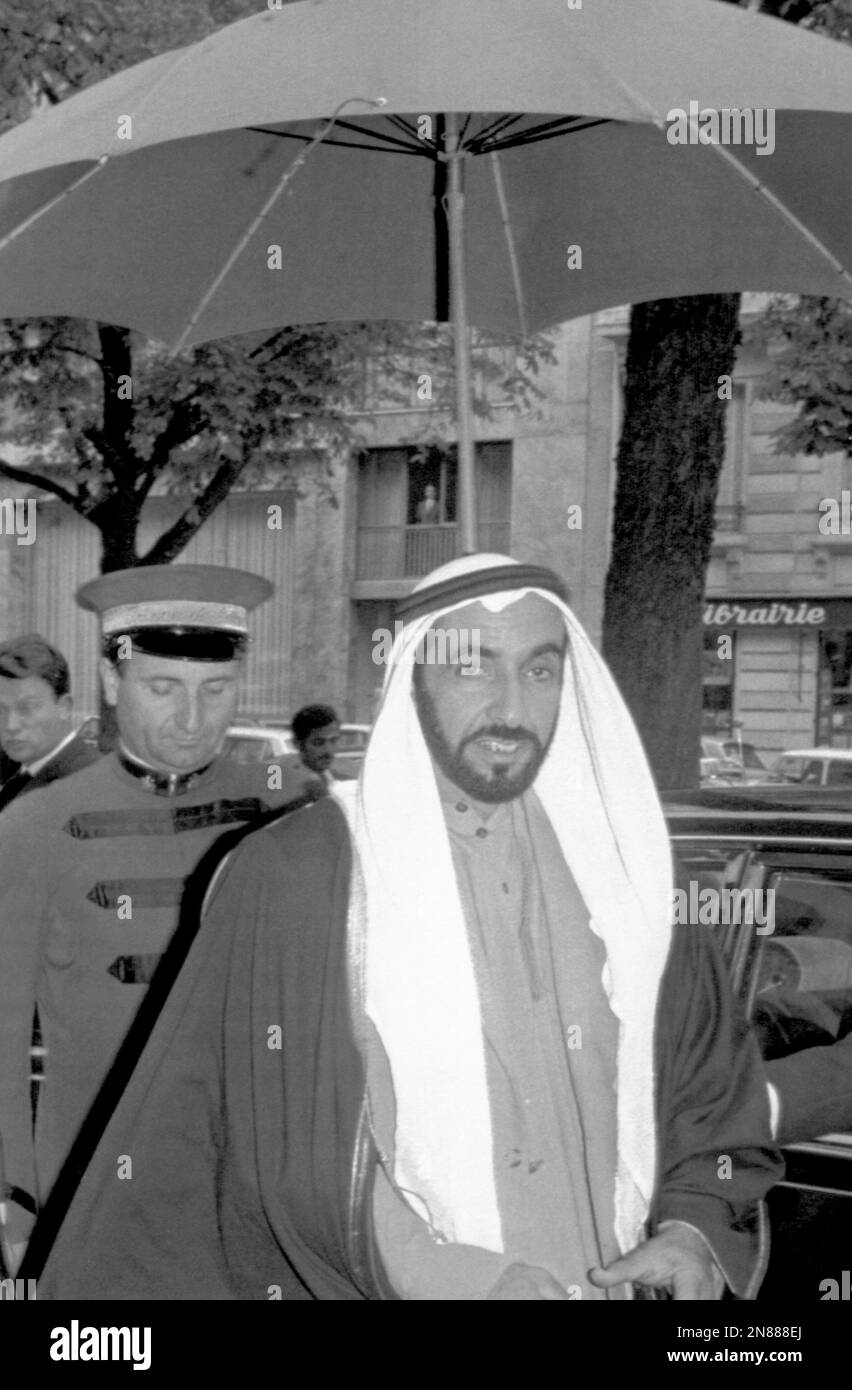 Sheikh Khalifa bin Zayed Al Nahyan of Abu Dhabi arriving at a hotel in