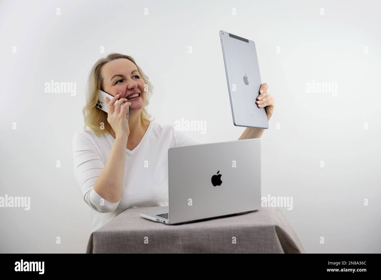 Iphone 13 promax hi-res stock photography and images - Alamy