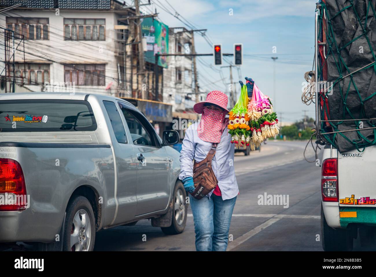 Fabel ansøge Shuraba a women sale Phuang Malai at a traffic redlight near the City of Hua Hin in  the Province of Prachuap Khiri Khan in Thailand, Thailand, Hua Hin, Decem  Stock Photo - Alamy