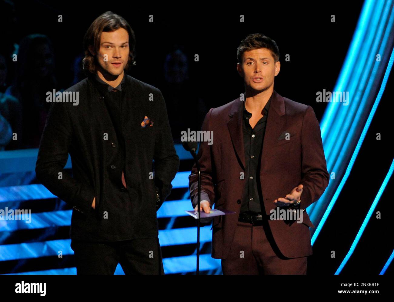 Jared Padalecki, left, and Jensen Ackles present the award for favorite  band at the People's Choice Awards at the Nokia Theatre on Wednesday Jan.  9, 2013, in Los Angeles. (Photo by Chris, image size:1300x999