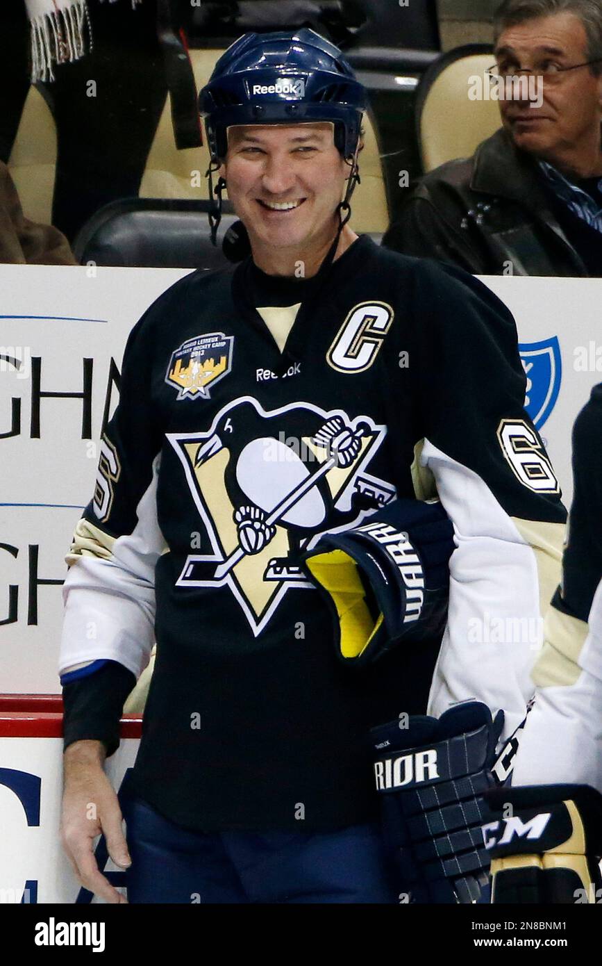 Pittsburgh Penguins coowner and chairman Mario Lemieux (66) warms up