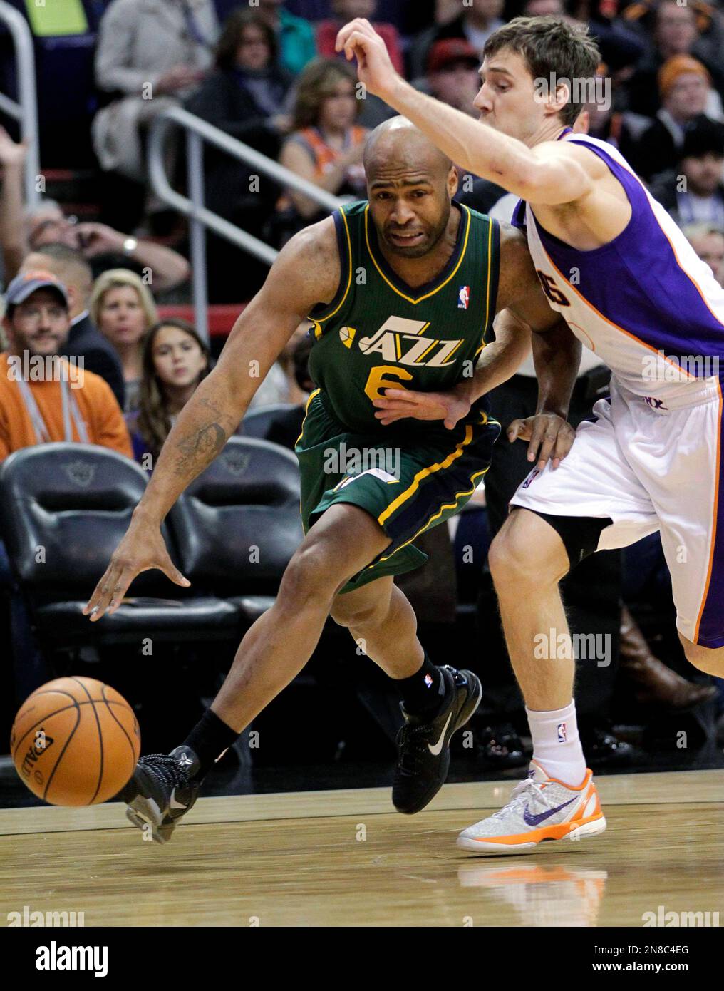 Utah Jazz guard Jamaal Tinsley (6) drives against Phoenix Suns guard ...