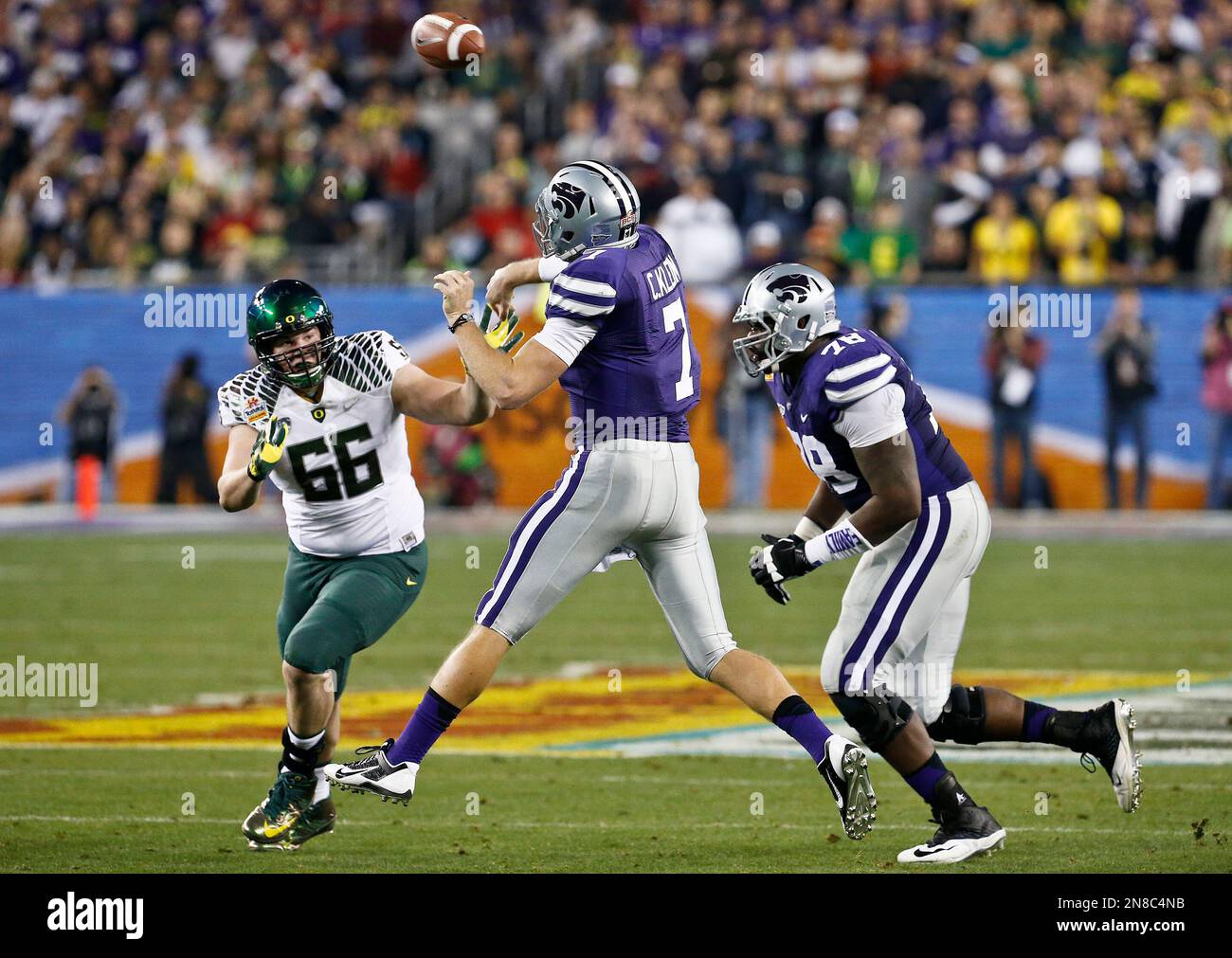 Kansas State's Collin Klein (7) gets off a pass as Oregon's Taylor Hart
