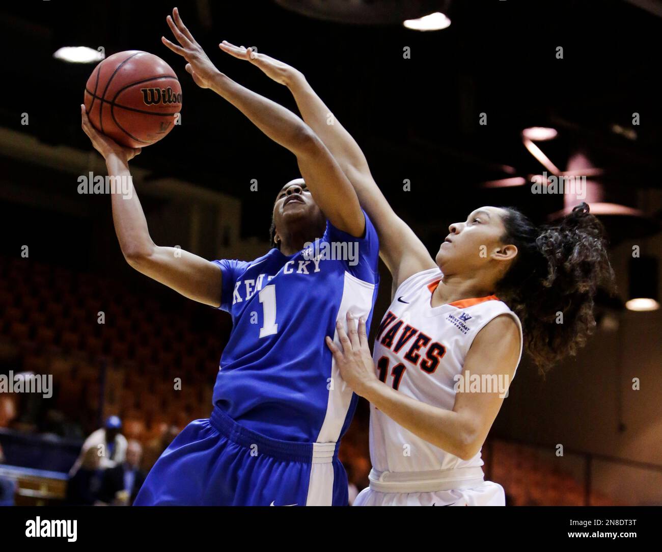 Kentucky guard A'dia Mathies (1) drives to the basket defended by ...