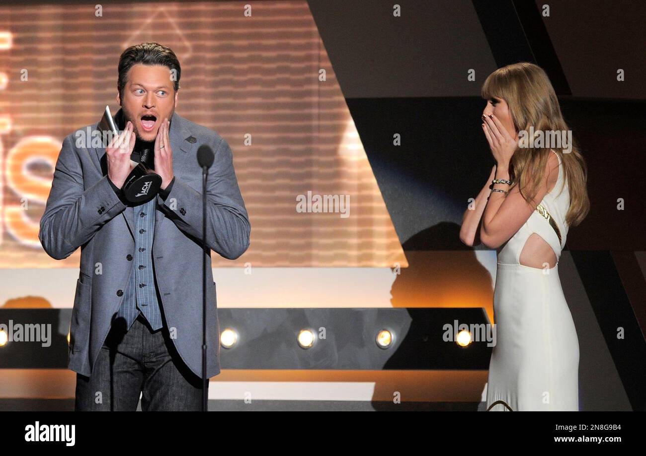 Taylor Swift Right Presents The Award For Male Vocalist Of The Year To Blake Shelton At The 