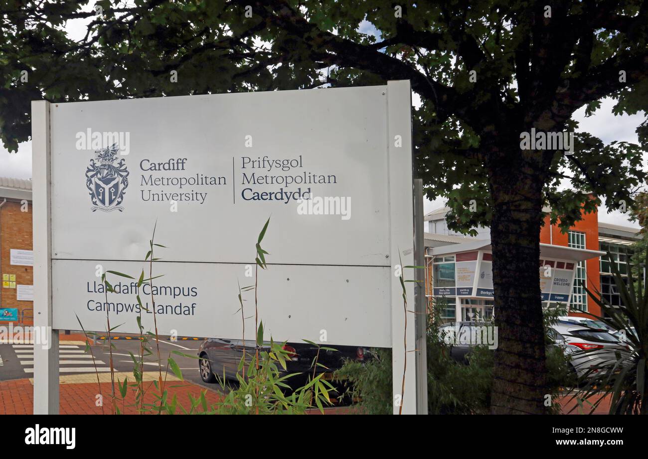 Cardiff Metropolitan University bilingual sign at entrance to Llandaff campus. Prifysgol Metropolitan Caerdydd. Taken 2022. Stock Photo