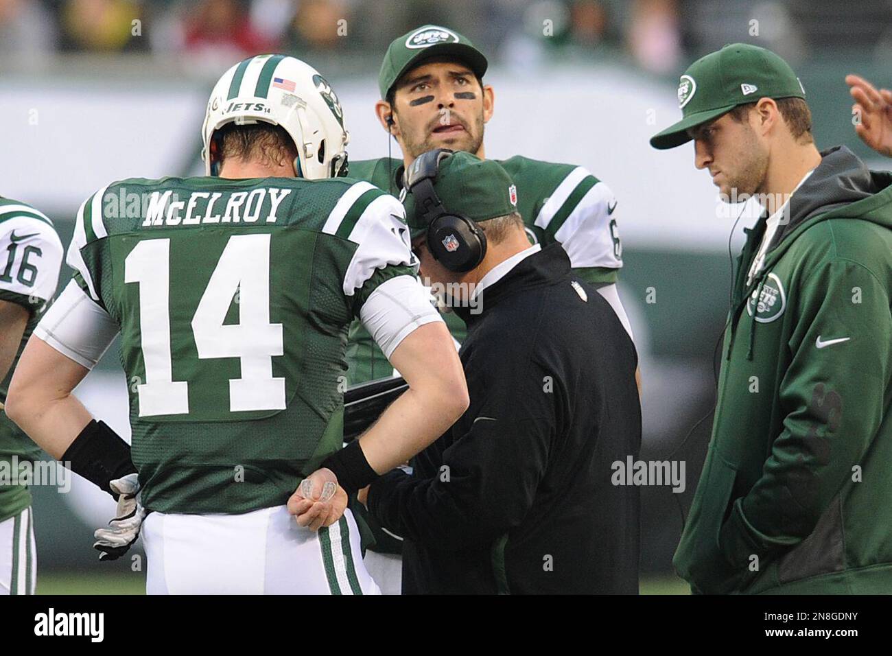 New York Jets offensive coordinator Tony Sparano, center bottom, talks