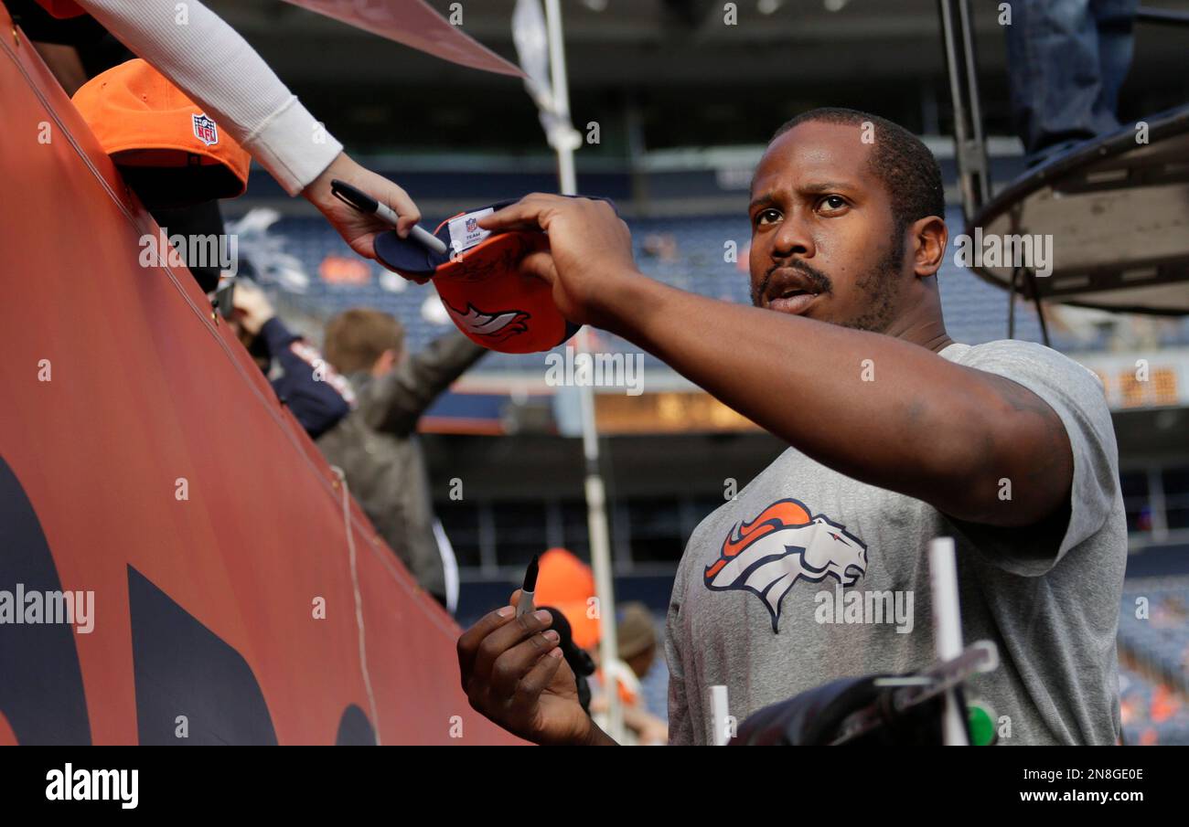 Denver Broncos outside linebacker Von Miller (58) signs autographs ...